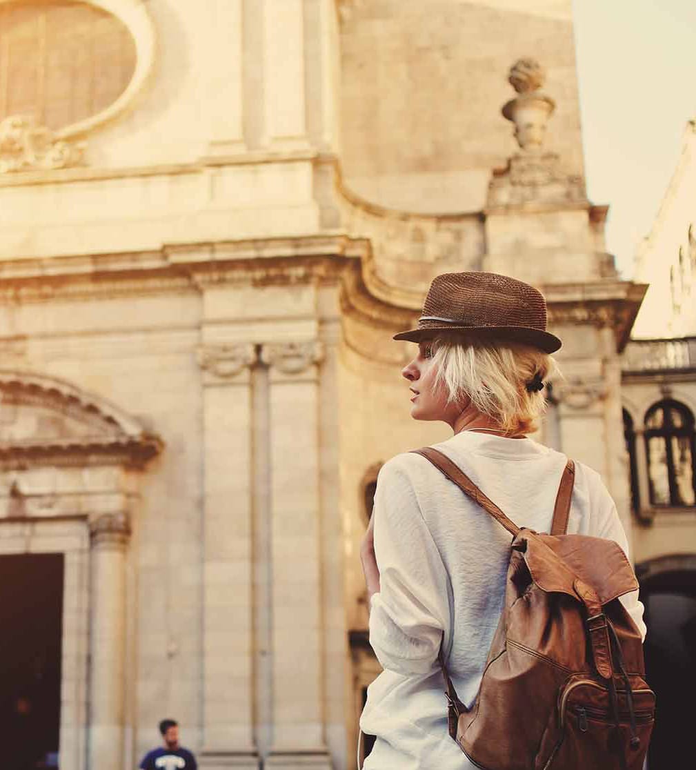 Traveling girl in front of a monument